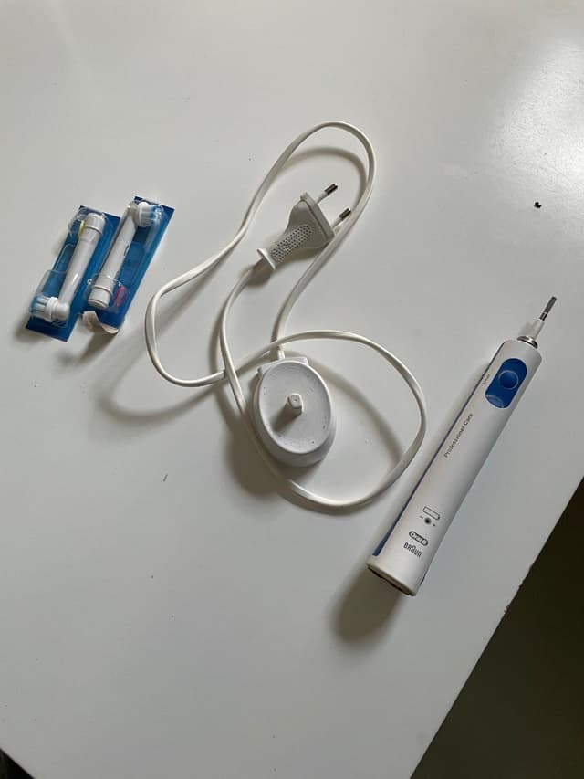 Electrical toothbrush w charger & two brush heads
