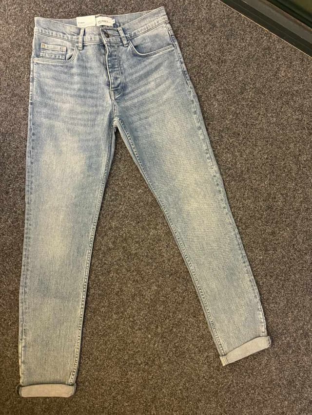 Never worn jean / Size 28