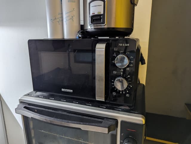 Microwave (with broiler)